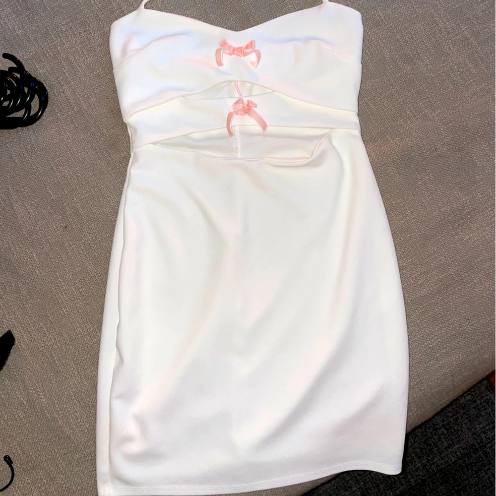 White cut out baby doll dress with pink bows - Picture 2 of 4